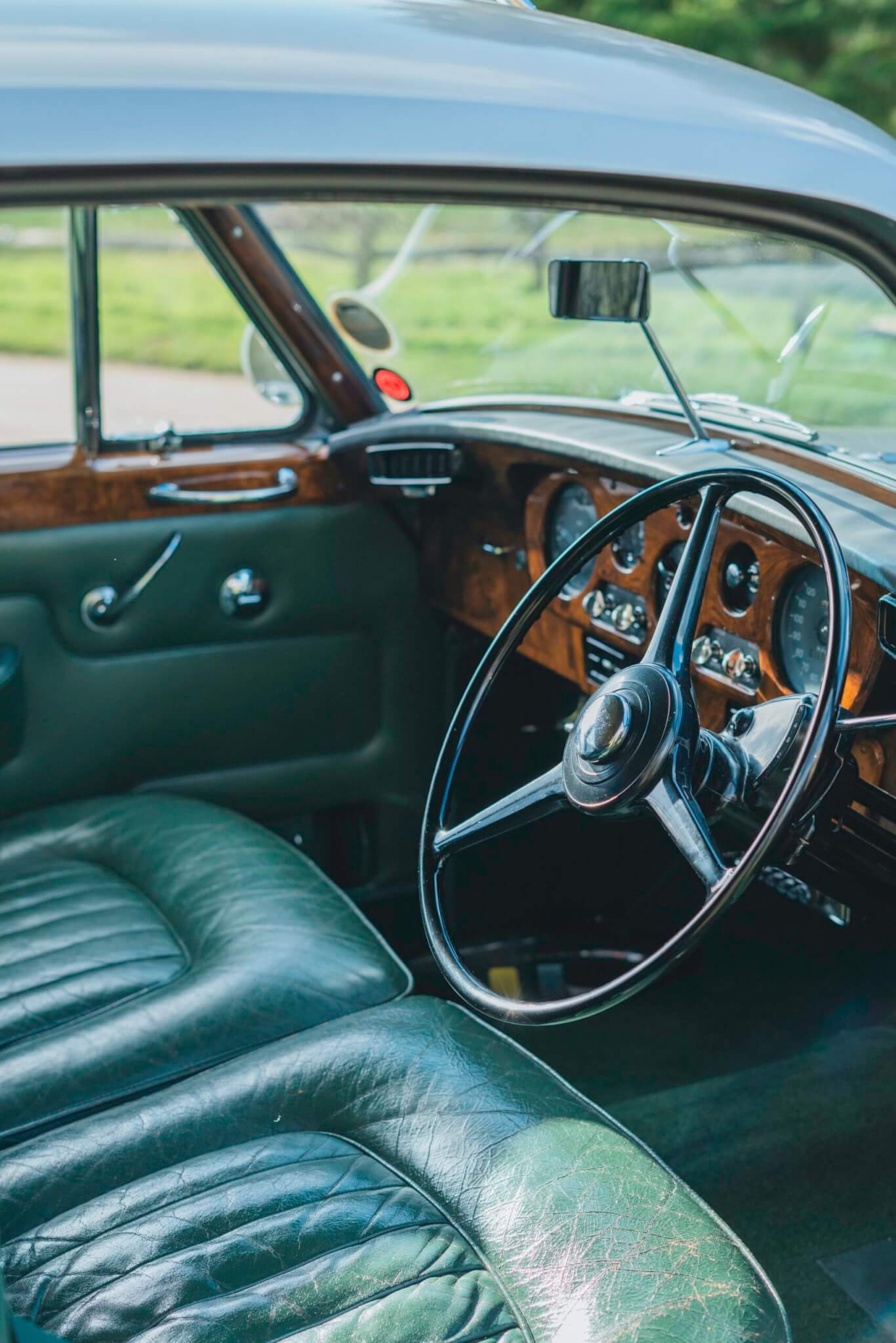 Rolls Royce Cloud dark green leather seat and steering wheel